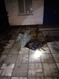 В Подгородном вандал сорвал с здания горсовета государственный символ