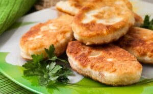 Быстрые воздушные пирожки на дрожжах: пошаговый рецепт