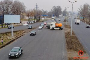 В Подгородном столкнулись три грузовика: один из водителей в больнице (Фото, видео)