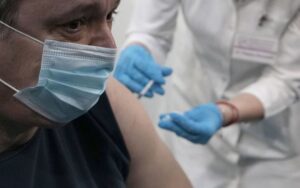 Можно ли отказаться от COVID-прививки, если есть антитела: ответ Минздрава
