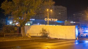 В Днепре на трассе перевернулась фура с конфетами (Видео момента)