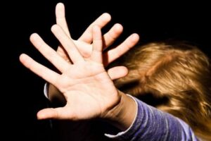 Затащил в подъезд, угрожая ножом: жителя Никополя будут судить за развращение 10-летней девочки