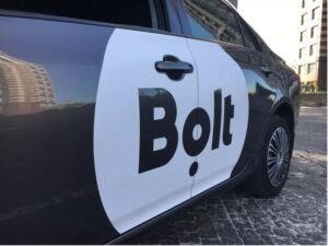 Пытался объехать “красный” свет: в Днепре водитель такси Bolt ехал по встречной полосе (Видео)