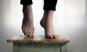 В Каменском на лестнице повесился мужчина