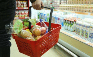Угрожал разбитой бутылкой: в Днепре мужчина украл в “АТБ” корзинку с продуктами на крупную сумму