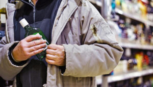 В Никополе пьяный мужчина ударил кассира и украл из магазина продукты