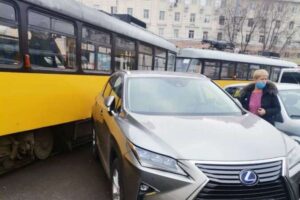 В Днепре на вокзале неправильно припаркованный Lexus заблокировал движение трамваев (Фото)