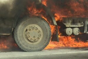 В Днепре загорелся грузовик: водитель гасил огонь своими силами (видео)