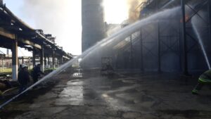 В Полтавской области произошел пожар на нефтеперерабатывающем заводе (Фото, видео)