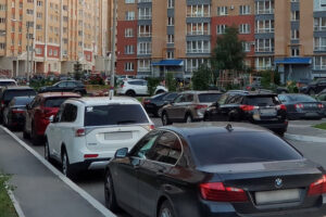 В Днепре на иномарку с окна многоэтажки скинули тыкву (фото)