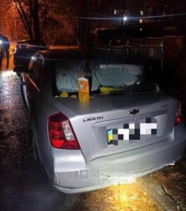 В Днепре на Тополе с авто пытались снять колеса, пока хозяин спал внутри