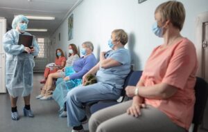 Вакцинация от коронавируса: в Днепре почти 100 учителей отстранили от работы