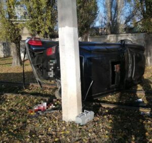 В Одессе Mercedes врезался в столб и перевернулся: есть пострадавший (Фото)