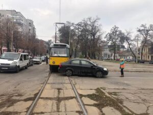 В Днепре трамвай столкнулся с иномаркой: движение парализовано (фото)