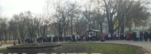Дети стоят на улице: в Днепре “заминировали” школы
