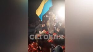 В Киеве пенсионер ел хлеб с мемориала Голодомора (Видео)