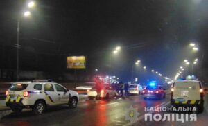 В Киеве пьяный сотрудник автомойки угнал Tesla клиента и попал в аварию (Фото)