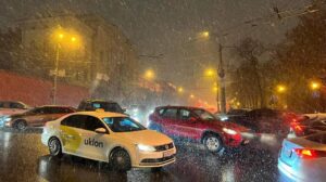Во время снегопада в Киеве произошло более 25 аварий (Фото)