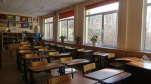 В Днепре во время урока на потолке обвалилась штукатурка