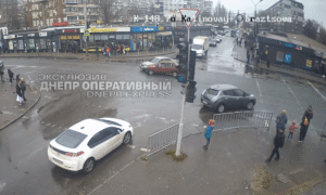 В Днепре на левом берегу ВАЗ на скорости влетел в Skoda (Видео)