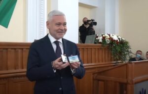 Принял присягу: в Харькове новому мэру вручили удостоверение (Видео)