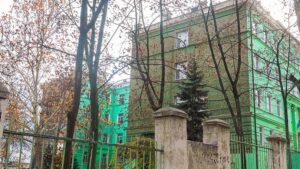 В Днепре возле школы нашли пустырь с останками животных (Фото)