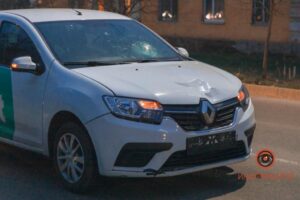 В Днепре автомобиль службы такси сбил пешехода: он доставлен в больницу (Фото)