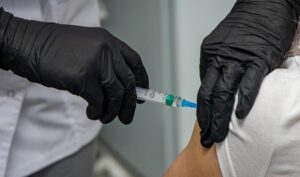 В Днепропетровской области начали вакцинировать от COVID-19 дополнительной третьей дозой