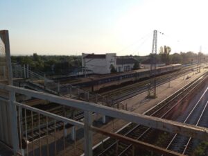 Прыгал под поезда: в Днепре неадекватный парень пытался покончить с жизнью