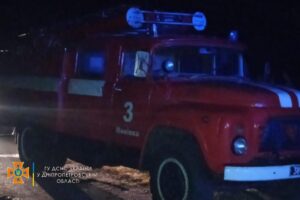 На Днепропетровщине авто слетело с дороги и перевернулось: есть погибший и пострадавшие
