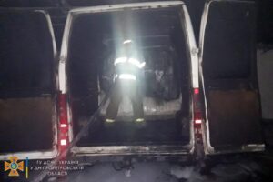 В Синельниковском районе дотла сгорел микроавтобус