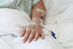 В синяках и без одежды: в реанимации Кривого Рога от переохлаждения умерла женщина