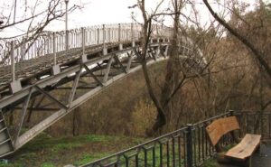 В Черкассах 21-летняя девушка разбилась насмерть, спрыгнув с моста любви
