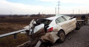 В Синельниковском районе “Renault” столкнулся со «Славутой» и влетел в отбойник: погиб водитель