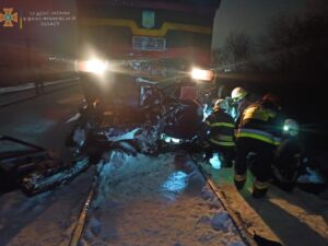 На Ивано-Франковщине легковушка попала под пассажирский поезд: есть жертвы (Фото)