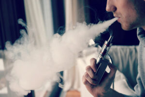 Вейпы несут эрозивный потенциал для зубной эмали: ученые