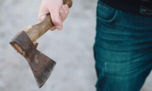 В Днепре администратор автомойки избил сотрудника топором