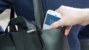 В Днепре на остановке у девушки украли телефон (Видео)