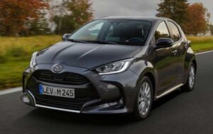 Mazda показала экономичный городской автомобиль на базе Toyota