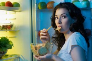 Диетологи назвали худший продукт для перекуса