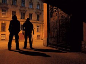 В Днепре двое мужчин напали на женщину и обокрали ее