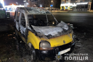 “Неправильно припарковались”: в Тернополе мужчина несколько дней крушил автомобили (Фото, видео)