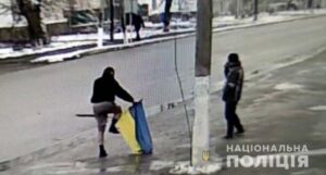 В Синельниковском районе мужчина надругался над государственным флагом