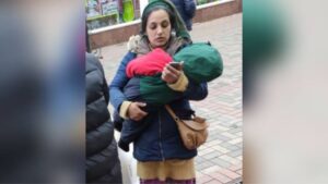 В Днепре женщина ромской национальности бродяжничала с двумя полураздетыми младенцами: детей госпитализировали