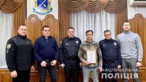 В Днепре мужчина самостоятельно задержал преступника, ограбившего девушку