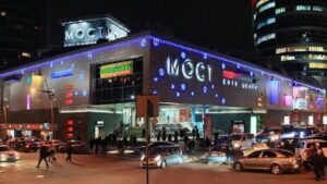 В Днепре во время эвакуации из “Мост-Сити” охранник заблокировал выезд с парковки
