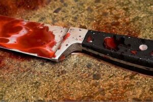 В Днепре мужчина пытался отрезать себе голову ножом