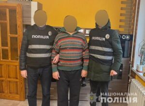 В Чернигове 56-летний мужчина дарил детям телефоны и требовал интимные фото