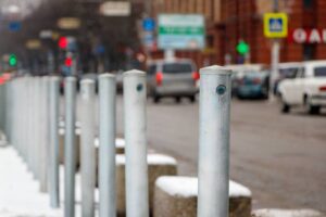 В Днепре на Старокозацкой иномарка напоролась на антипарковочный столбик (видео)
