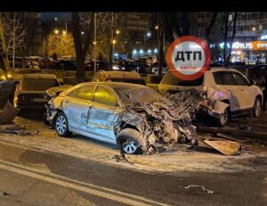В Киеве мужчина разбил около 15 автомобилей и скрылся, когда его машина загорелась  (Фото, видео)
